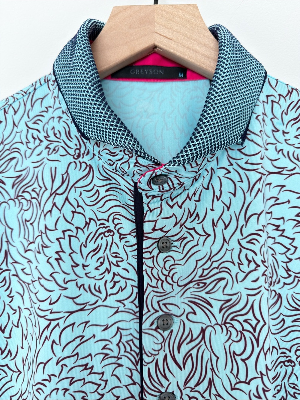 Greyson Den of Thieves Polo Men’s Medium Blue Wolf Print Suncadia Golf Shirt